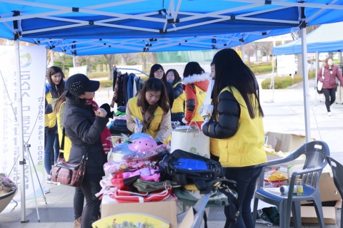 군산대학교와 아름다운가게는 13일 군산대학교 정문 주변에 부스 10개동을 설치하고 지역사회와 함께 하는 아름다운 기부 및 나눔잔치 행사를 개최했다.