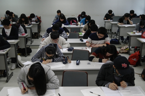 논술을 작성하고 있는 수강생들