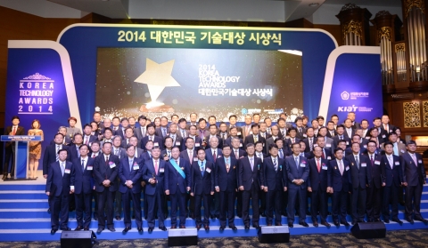 산업통상자원부가 주최하고 산업기술진흥원과 산업기술미디어문화재단이 주관하는 ‘2014 대한민국 기술대상 시상식’이 13일 오후 서울 양재동 엘타워에서 열렸다. 이날 산업기술진흥 유공자 포상 및 대한민국 기술대상 등을 수상한 수상자 전원이 단체사진을 찍고 있다.