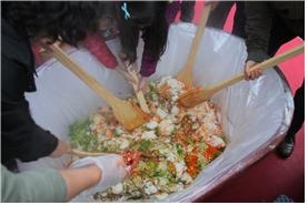 15일 12시 반에는 200인분 비빔밥을 함께 만들어 나눠먹는 행사를 진행한다.