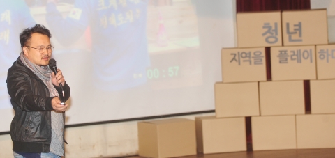 김연석 청년장사꾼 대표(사진) 등 청년 창업가 3명이이 토크쇼에 참석해 대학생들에게 지역에 대한 새로운 생각과 지역 자원을 창의적 시선으로 재발굴하는 방법에 대해 이야기 하고 있다.