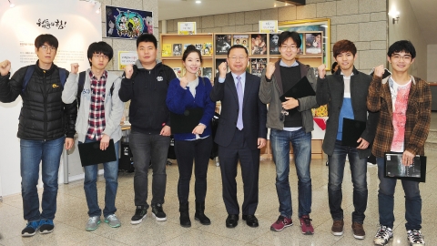 건국대 상허기념도서관 선정 3년 연속 ‘독서왕’으로 선발된 김병철 학생(왼쪽 세번째)