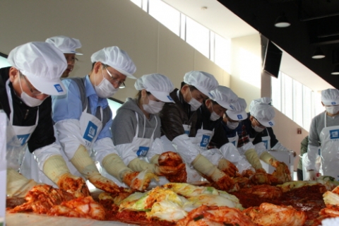 태화복지재단은 한국지엠한마음재단과 함께 한국지엠 부평본사에서 사랑의 김장김치 행사를 진행했다.