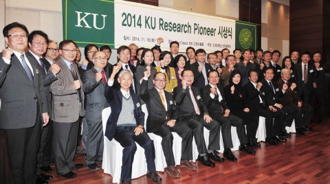 건국대 산학협력단은 지난 18일 오후 더클래식500에서 KU Research Pioneer 시상식을 열고, 연구 실적이 우수한 교수 41명에게 연구 우수 표창과 격려금을 전달했다.