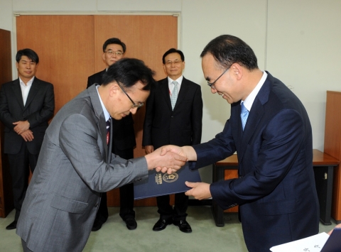 2011년 9월 수입육거래소 김욱재 대표가 기획재정부 장관상을 수상했다.