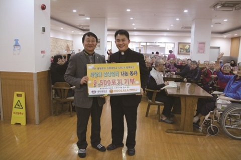 훌랄라가 지난 18일 수원과 인천에 노숙자 무료급식 운동을 펼치는 기관에 김장김치를 전달하고 포즈를 취하고 있다.
