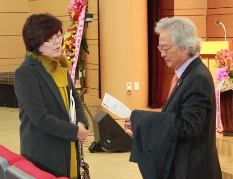 학술토론회 좌장을 맡은 김광웅 대한아동복지학회 고문(숙명여대 명예교수, 사진 우측)과 신은희 한국방과후아동지도학회 홍보이사(중앙사이버평생교육원장, 사진 좌측)이 아동의 올바른 안전교육에 대해 의견을 나누고 있다.