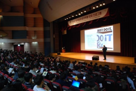 고려대 논문작성법 강연에서는 이 대학 대학원생 2,500여명이 참석해 성황을 이뤘다.