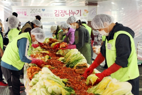 지난 22일 사랑으로 버무린 김장나누기 행사에 참여한 세종사이버대학교 학생들이 서울 광진구에 위치한 세종사이버대학교 주몽관에서 김장을 하고 있다.
