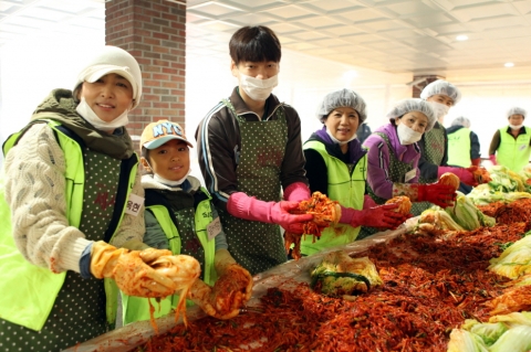 지난 22일 사랑으로 버무린 김장나누기 행사에 참여한 세종사이버대학교 학생들이 서울 광진구에 위치한 세종사이버대학교 주몽관에서 김장을 하고 있다.