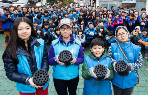 한국지엠한마음재단이 지난 22일, 주위의 어려운 이웃을 위해 사랑의 연탄을 기증하고, 이를 직접 배달하는 봉사활동을 펼치는 등 지역사회에 귀감이 되는 뜻 깊은 시간을 가졌다.