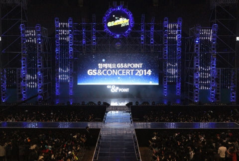 GS&POINT의 GS&콘서트 2014가 지난 22일 잠실실내체육관을 찾은 8천여 관객들의 뜨거운 열기 속에서 마무리되었다.