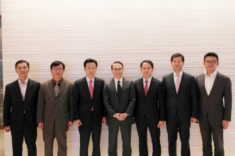 삼성전자가 국내 신용카드 6개사로 구성된 앱카드 협의체와 24일 삼성전자 서초사옥에서 앱카드 활성화를 위한 삼성전자 – 앱카드 협의체 사장단 협의를 열고  앱카드의 온라인∙오프라인 결제 인프라를 보급하고 앱카드 사용을 확대하는 방안을 협의했다. 사진 왼쪽부터 롯데카드 고원석 본부장, NH농협카드 신응환 사장, KB국민카드 김덕수 사장,  삼성전자 홍원표 사장, 삼성카드 원기찬 사장, 신한카드 이재정 부사장, 현대카드 원석준 본부장)