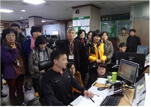 충북소방종합상황실에서 응급통신체계에 대한 설명을 듣고 있는 교육생들