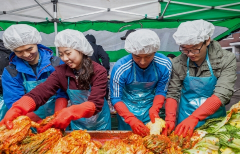 2014년 사랑의 김장 담그기 행사에 참여한 한국농수산대학 학생들이 궂은 날씨 속에서도 김장을 담그고 있다.
