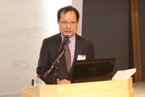 송희영 건국대 총장은 27일 창원상공회의소가 주최한 창원경남경제포럼 조찬세미나에서 혁신하라 한국경제-5대무역 강국으로의 도약을 준비하자를 주제로 특별강연을 열었다.
