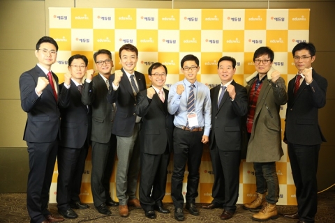 지난 달 28일 열린 에듀윌 주택관리사 합격자 모임에 참석한 17세 최연소 합격자 권효준 군(오른쪽 네 번째)이 에듀윌 임직원 및 교수진과 함께 기념촬영을 하고 있다.