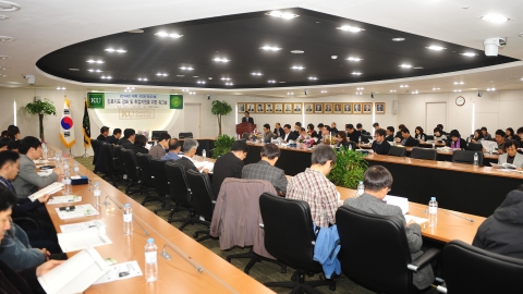 건국대가 취업률 목표 관리에서 우수한 성과를 보인 학과를 시상하고 올해 학생 취업에 대한 워크숍을 진행했다.