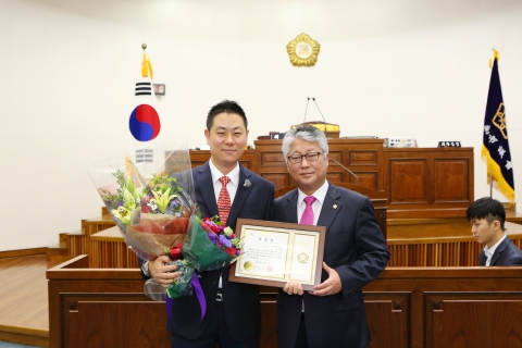 김승용 의장으로부터 지역발전 유공자 표창을 수상한 장보환 대표이사