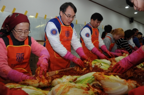 한국기술교육대학교 진경복 부총장과 교직원, 학생 등 50여명은 지난 3일(수) 천안시 동남구 병천면에 있는 노인복지시설 은빛복지관을 찾아 사랑의 김장 나눔 행사를 가졌다.