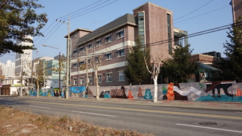 벽산엔지니어링의 1% 벽산나눔매칭사업 일환의로 진행된 아야진 초등학교의 벽화작업