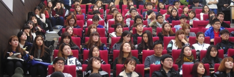 건국대학교가 학생들의 다양한 해외 학문적 경험과 언어 습득 기회를 제공하고 글로벌 인재로 양성하기 위해 UC데이비스, 런던대학교(파견학생) 등 해외유명대학과의 해외파견 프로그램을 확대하고 있다.
