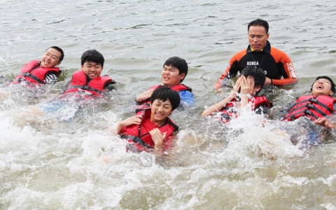 거창 수상안전 체험장 신성규 대장이 직접 물속에 뛰어들어 청소년들에게 수상안전 교육을 진행하고 있다