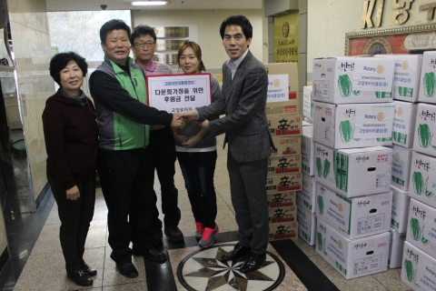 고양로타리클럽, 고양이민자통합센터에 후원금과 김장김치 전달