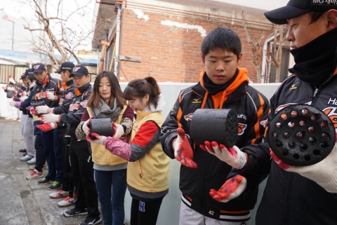 잘풀리는집이 7일(오전 10시) 대전에서 한화 이글스 선수들과 함께 사랑의 연탄배달 봉사를 실시했다.