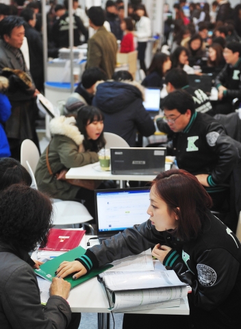 건국대학교는 4일부터 7일까지 4일간 서울 삼성동 코엑스에서 대교협 주최로 열린 2015학년도 정시모집 대학입학정보 박람회에 참가해, 많은 수험생과 학부모들의 대입 준비에 도움이 될 수 있도록 올해 정시모집에 관한 실질적인 입학정보를 제공했다.