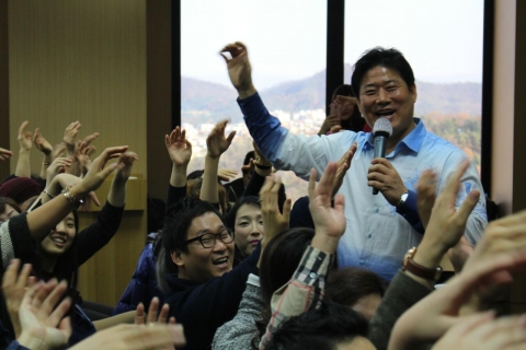 웃음치료사 창시자 한광일 한국강사은행 총재가 365일 행복의 날 웃음의 날 제정 운동에 참여한 발기인을 1차로 발표했다.