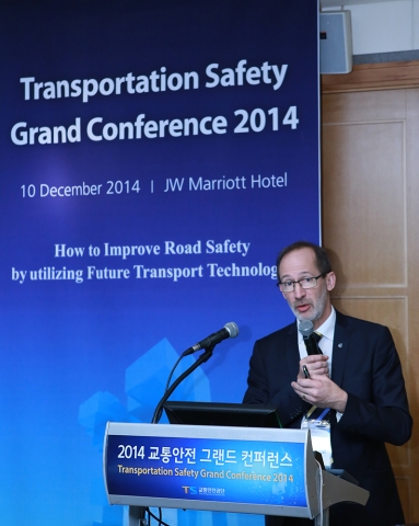 칼 요한 암키스트 볼보트럭 교통 및 제품안전 총괄 본부장이 2014 교통안전 그랜드 컨퍼런스에 업계 대표로 참가하여 안전에 대한 볼보트럭의 선진 기술과 다양한 연구 결과를 발표하고 있다.
