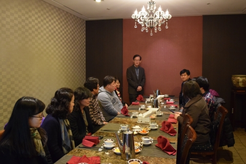 이동훈련에 참여하는 기업과 간담회를 진행 중이다.