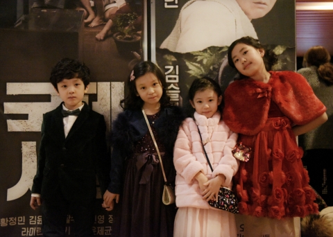 영화 국제시장 시사회에 리틀뮤즈의 멤버 이예은 양과 박시아 양을 비롯해 같은 그룹의 백민지 양이 참석했다.