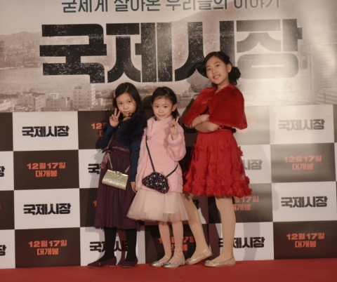 영화 국제시장 시사회에 리틀뮤즈의 멤버 이예은 양과 박시아 양을 비롯해 같은 그룹의 백민지 양이 참석했다.