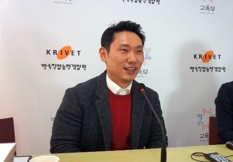 개그맨 이승윤은 농산어촌 학생들 위한 직업멘토로 나섰다.