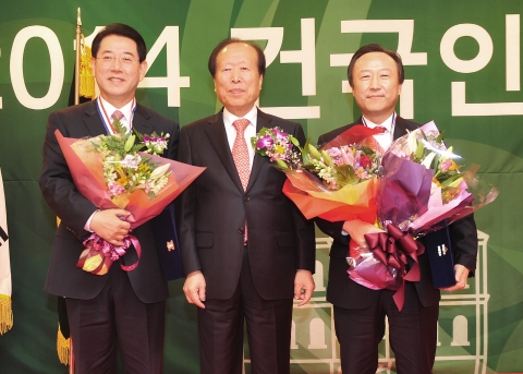 김영록(왼쪽) 새정치민주연합 국회의원(행정학 75)과 홍일표(오른쪽) 새누리당 국회의원(법학 76)이 지난 11일 서울 광진구 건국대 동문회관에서 열린 2014 건국인의 밤 행사에서 건국대 총동문회(회장 정건수 대득스틸 회장)가 선정하는 2014 자랑스러운 건국인 상을 수상한 뒤 정건수 총동문회장과 기념촬영을 하고 있다