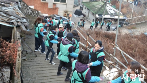 하나은행 업무관리본부 임직원 170명이 함께하는 사랑밭 봉사자들과 홍제2동에서 연탄 나눔을 실천했다.