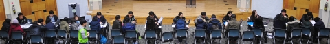 12일 오후 서울 광진구 능동로 건국대 새천년관에서 열린 건국대 2015학년도 KU정시 맞춤형상담에 참가한 수험생과 학부모들이 입시 상담에 열중하고 있다.