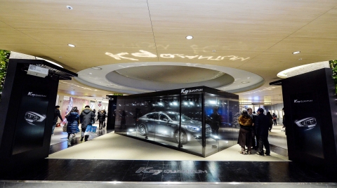 기아자동차(주)는 13일(토)부터 21일(일)까지 9일간 삼성동 파르나스 몰에서 ‘K9 퀀텀’을 이색 전시해 고객들이 K9의 새로운 디자인과 개선된 상품성을 직접 확인할 수 있도록 했다.