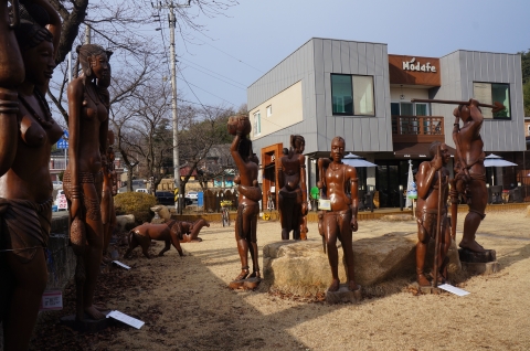 경남 창녕군 창녕읍 모댜페가페앞 잔디광장에 초대형 조각작품을 대여해 조각공원을 조성한 모습