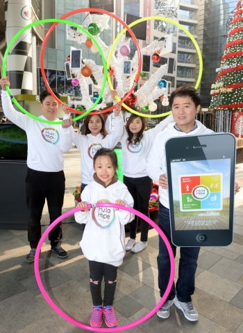 세계적인 헬스케어 기업 사노피의 직원 및 가족이  당뇨병 환자의 건강과 쾌유를 바라는 마음을 담아 지난 15일 서울 송파구 가든파이브 광장에 설치된 훌라호프 트리 앞에서 단체 퍼포먼스를 선보였다.