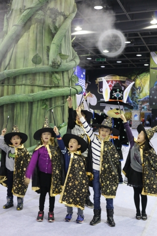 이상한 마법학교를 체험한 아이들이 기념촬영을 하고 있다.