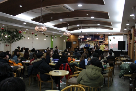 20일 카페 파구스에서 열린 불우이웃돕기위한 크리스마스 다문화콘서트 중 한국팀들의 공연이 이어지고 있다.