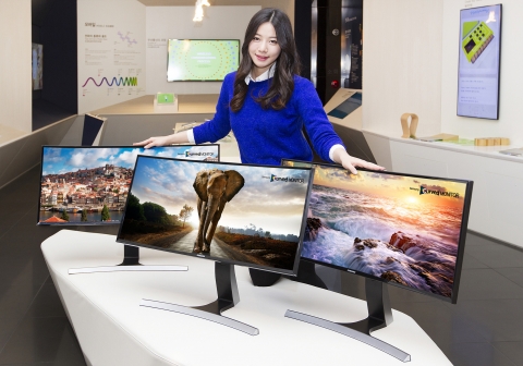 삼성전자가 21일 울트라 와이드 – QHD(Ultra wide – QHD) 34인치 커브드 모니터 SE790C (모델명 : S34E790CS)를 국내 시장에 출시한다고 밝혔다. 사진은 삼성전자 모델이 서초동 삼성전자 딜라이트에서 신제품을 소개하는 모습.