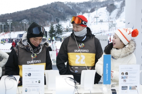 20일 월드 스노보드 데이 2014가 진행된 강원도 평창 보광 휘닉스파크에서 프로 스노보드 선수인 최준규 선수(버튼 팀라이더, 사진 왼쪽)와 이용호 선수(아날로그 팀라이더, 사진 가운데)가 삼성전자 스마트 헤드셋 ‘기어 서클’을 이용해 보는 모습.
