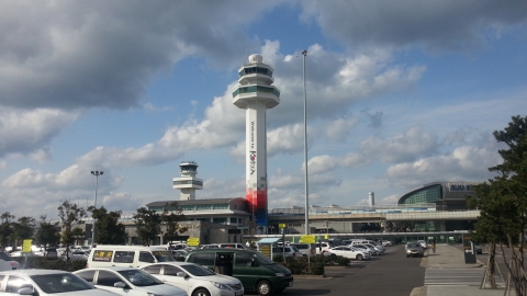 한국공항공사가 운영·관리하는 제주국제공항의 관제탑이 태극기를 활용한 슈퍼 그래픽으로 새 단장을 마쳤다.