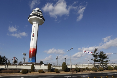 한국공항공사가 운영·관리하는 김포국제공항의 관제탑이 태극기를 활용한 슈퍼 그래픽으로 새 단장을 마쳤다.