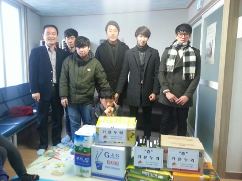사회복무요원들이 장애인 단기보호센터를 방문하여 봉사활동하고 생필품을 전달했다.