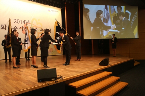 세창인스트루먼트 송승준 대표이사가 대통령표창을 수상하고 있다.